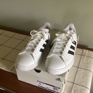 Ladies Adidas white sneaker size 9 grand court 2.0